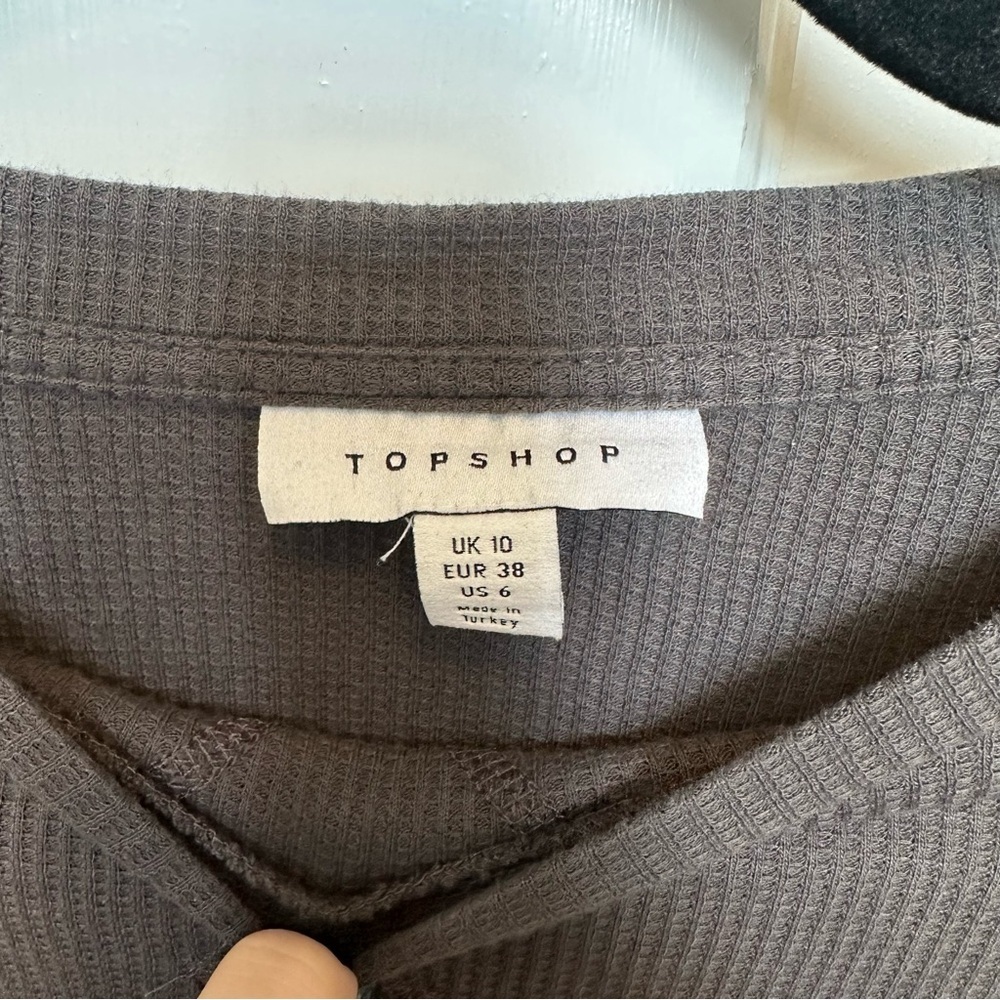 TOPSHOP Charcoal Waffle Henley Crew Neck Crop Top, Size 6 - Picture 4 of 9